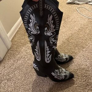 Black and White Embroidered Women's Cowboy Boots